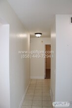 8095 Jade Coast Rd in San Diego, CA - Foto de edificio - Building Photo