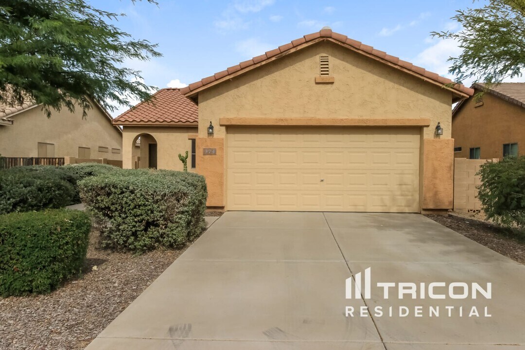 374 E Yellow Wood Ave in San Tan Valley, AZ - Building Photo