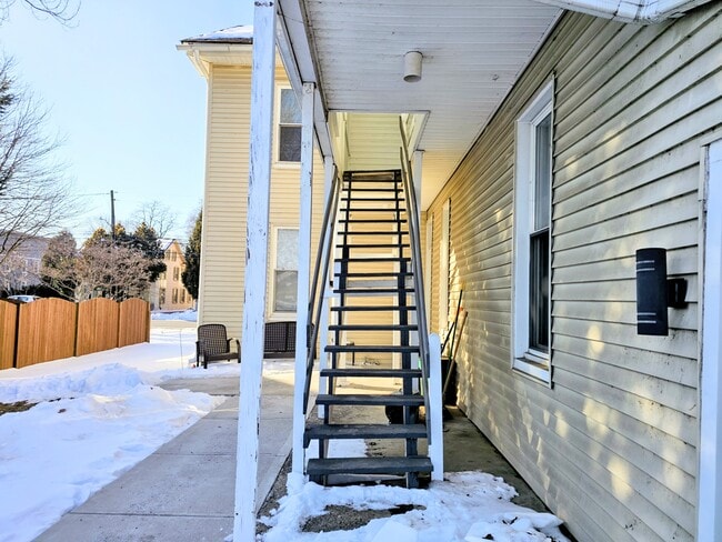 221 Main St, Unit 2nd Fl in Landisville, PA - Foto de edificio - Building Photo