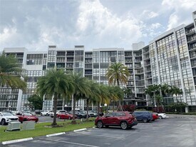 800 Parkview Dr in Hallandale Beach, FL - Building Photo