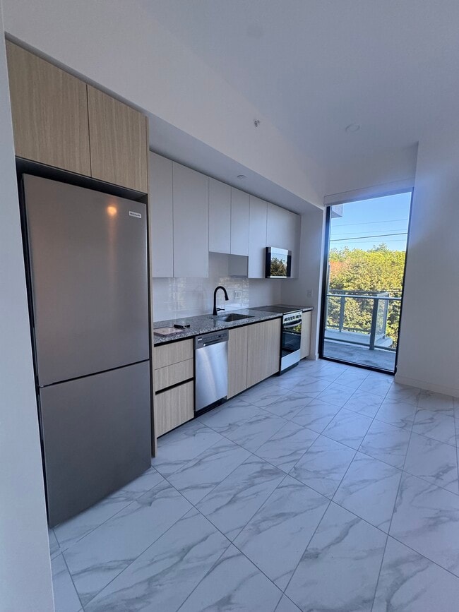 16051 W Dixie Hwy, Unit 622 in North Miami Beach, FL - Foto de edificio - Building Photo