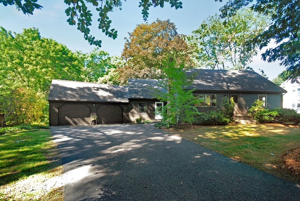 33 Monsen Rd in Concord, MA - Foto de edificio