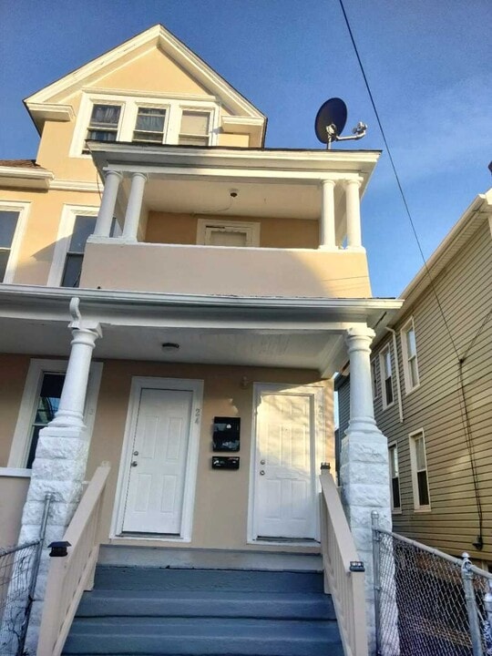 222 Hough Ave, Unit Newly Renovated Apt in Bridgeport, CT - Building Photo