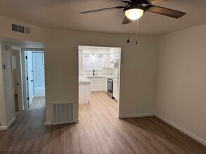 2122 N Glenn Ave in Fresno, CA - Building Photo - Building Photo