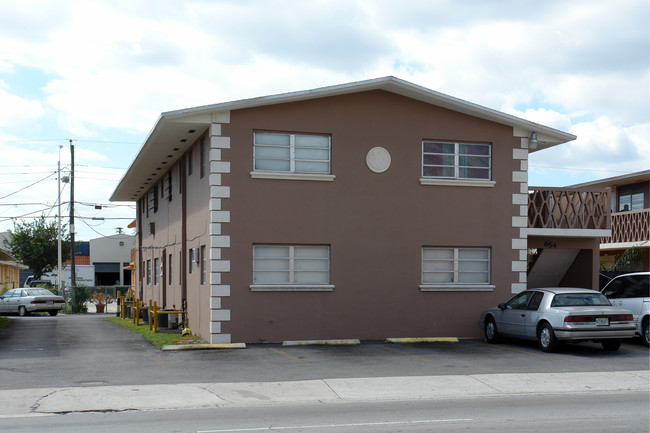 654 W 29th St in Hialeah, FL - Foto de edificio - Building Photo