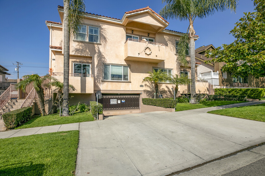 631 E Magnolia Blvd, Unit 107 in Burbank, CA - Building Photo