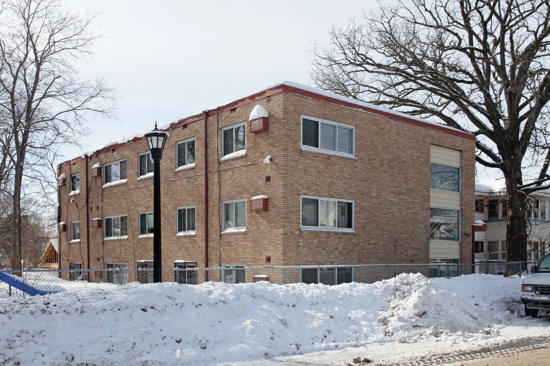 2105 Glenwood Ave N in Minneapolis, MN - Building Photo