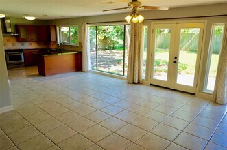 9538 Meadowglen Ln in Houston, TX - Building Photo - Building Photo