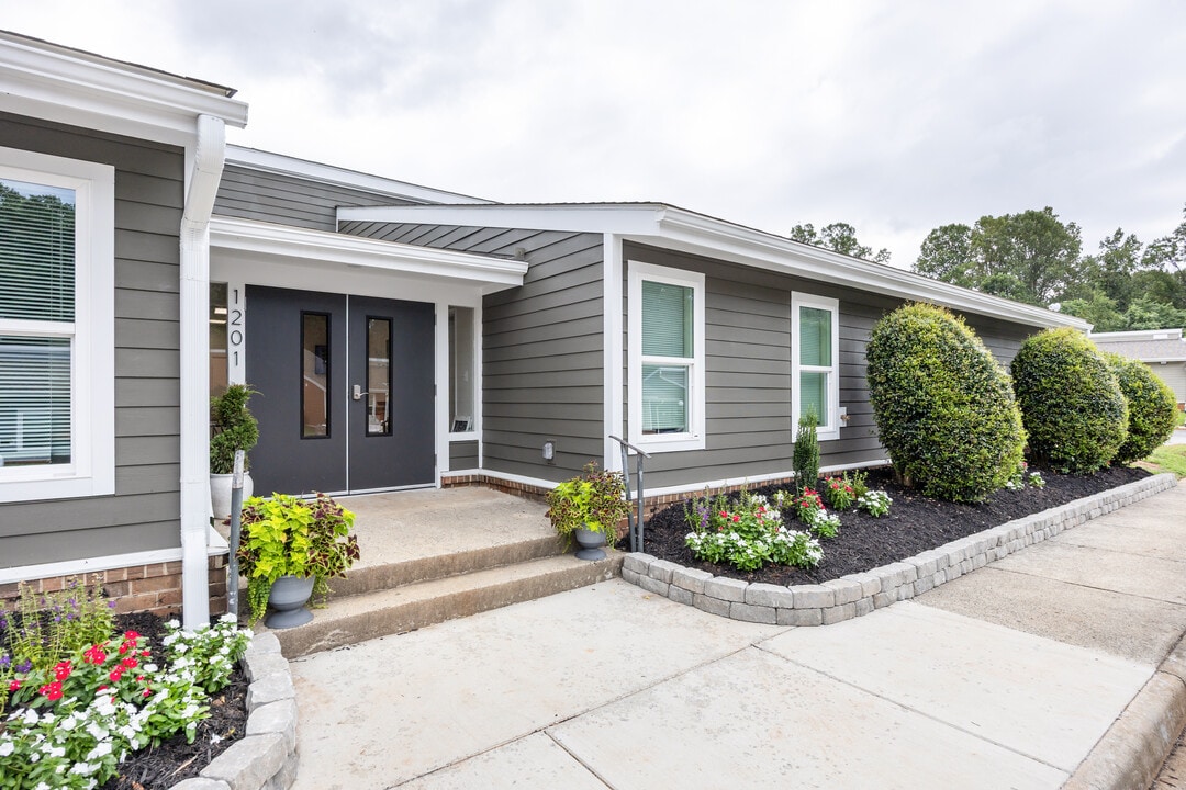 Wesley Apartments - Senior Living Community in Lynchburg, VA - Foto de edificio