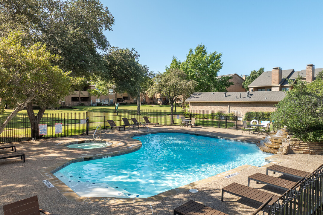 Creekview in Sherman, TX - Building Photo