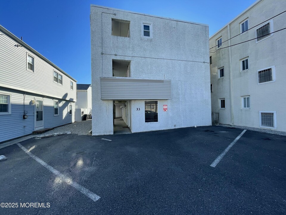 33 Fremont Ave in Seaside Heights, NJ - Building Photo