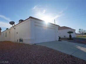 8221 James Grayson Dr in Las Vegas, NV - Building Photo - Building Photo