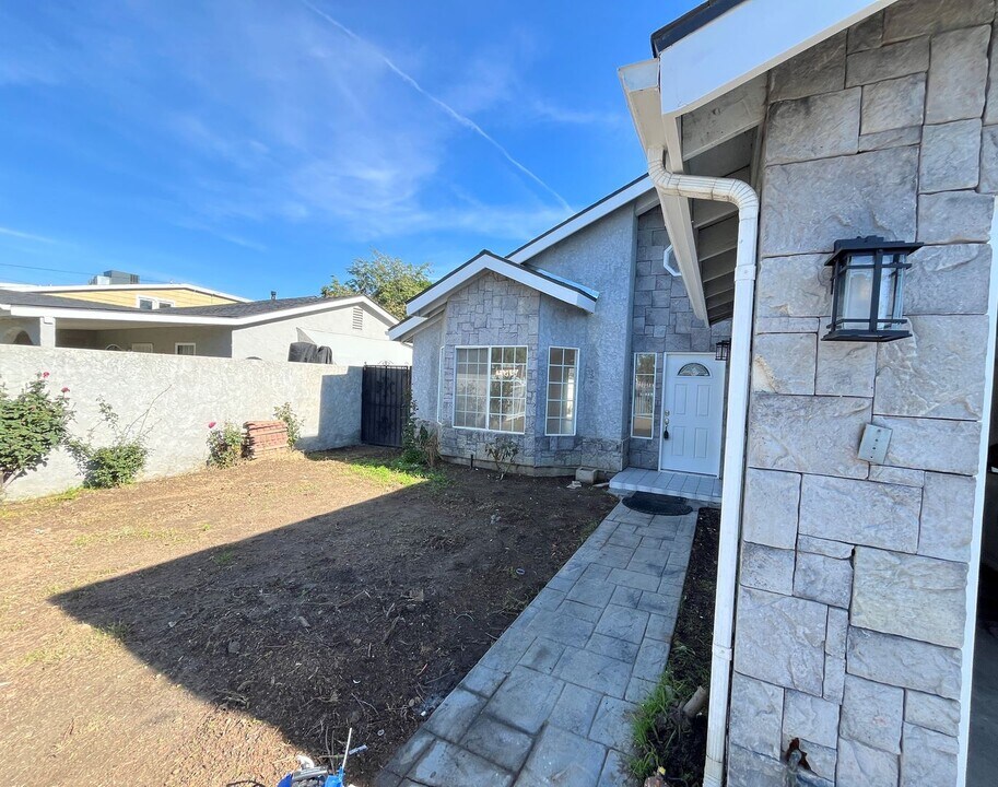 7522 Balcom Ave in Los Angeles, CA - Building Photo