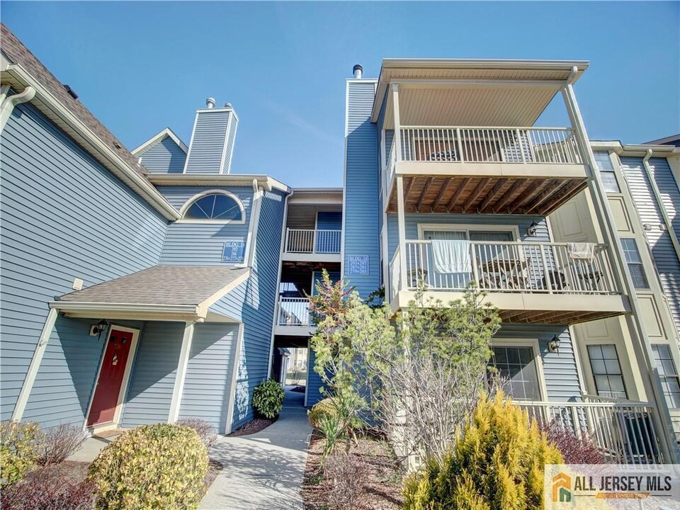 285 Cozzens Ct in East Brunswick, NJ - Building Photo