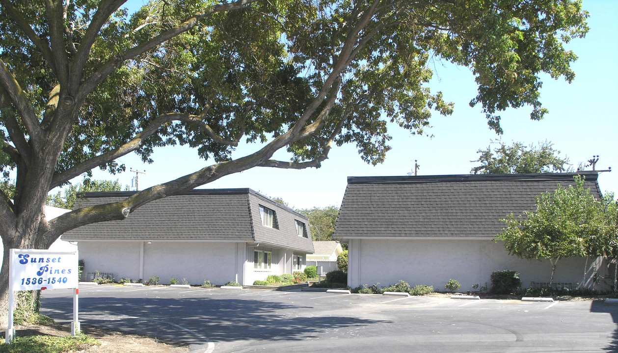 Sunset Pines in Tracy, CA - Building Photo