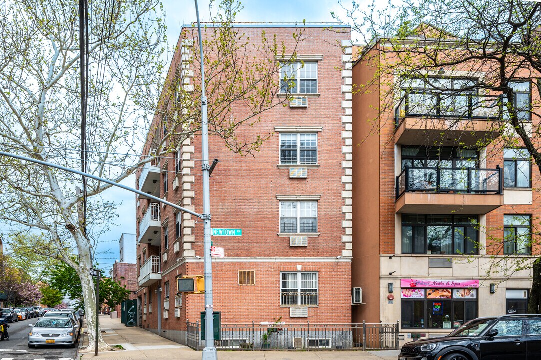 3001 Newtown Ave in Astoria, NY - Building Photo