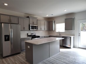 1404 Secrest Cmns Dr in Monroe, NC - Foto de edificio - Building Photo