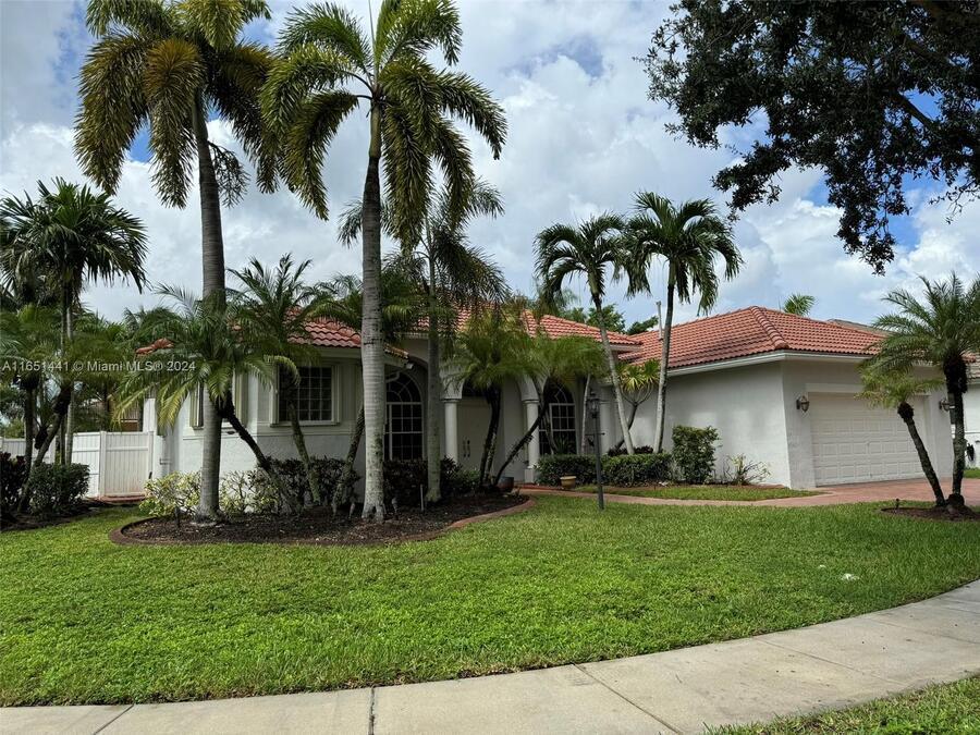 1302 NW 139th Ave in Pembroke Pines, FL - Foto de edificio