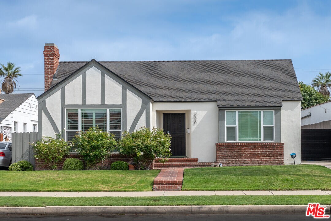 3990 Degnan Blvd in Los Angeles, CA - Building Photo