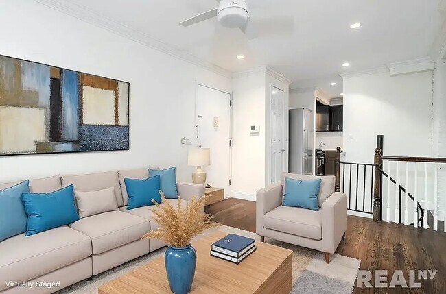 39 E 1st St in New York, NY - Building Photo - Building Photo