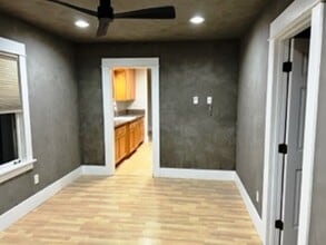 15247 Chatsworth St in Mission Hills, CA - Foto de edificio - Building Photo