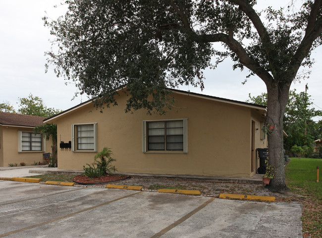 6052 Buchanan St in Hollywood, FL - Foto de edificio - Building Photo