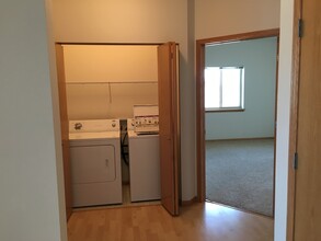 130 Oakridge Ave, Unit 5 in Hills, IA - Building Photo - Building Photo