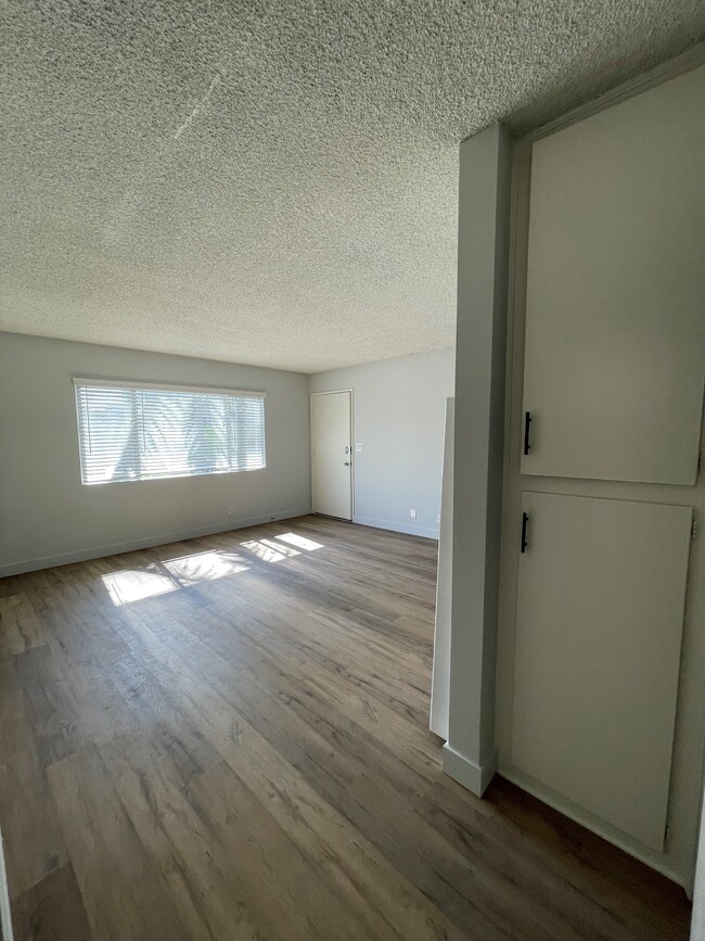 Sahara in Bellflower, CA - Foto de edificio - Building Photo