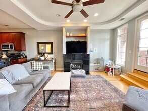 2734 N Wolcott Ave, Unit 203 in Chicago, IL - Building Photo - Building Photo