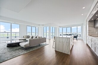 30 Inn On The Pk Dr in Toronto, ON - Building Photo - Building Photo