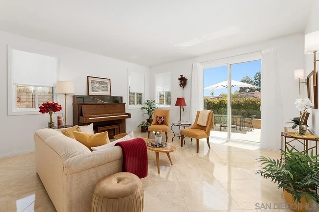 1395 Caminito Floreo in La Jolla, CA - Foto de edificio - Building Photo