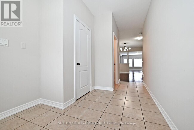 110 Southdown Ave in Vaughan, ON - Building Photo - Building Photo