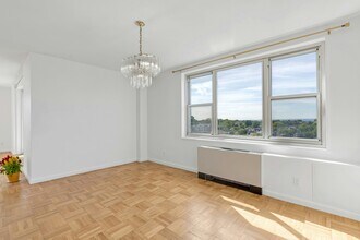 2000 Linwood Ave in Fort Lee, NJ - Building Photo - Building Photo