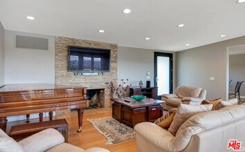 3921 Cody Rd in Los Angeles, CA - Building Photo - Building Photo