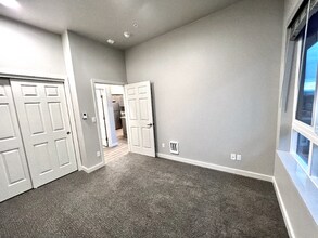 2330 Yakima Ct, Unit A404 in Tacoma, WA - Building Photo - Building Photo