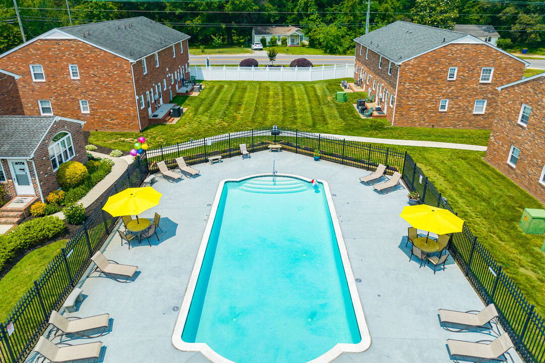 Farmingdale Townhouses in Hopewell, VA - Building Photo