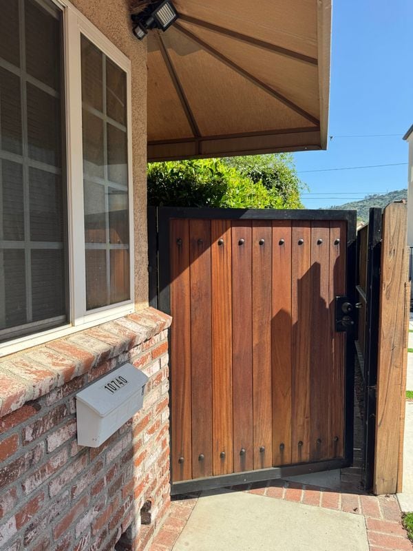 10740 Aqua Vista St in Los Angeles, CA - Building Photo - Building Photo