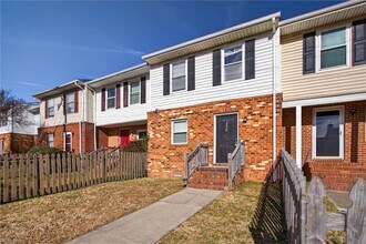 226 Greenbrier Ave, Unit 4501-2517 in Norfolk, VA - Building Photo - Building Photo