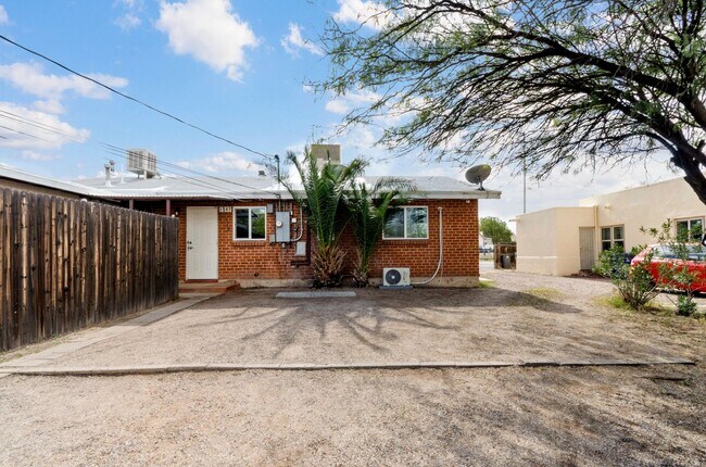 1345 E Grant Rd in Tucson, AZ - Building Photo - Building Photo