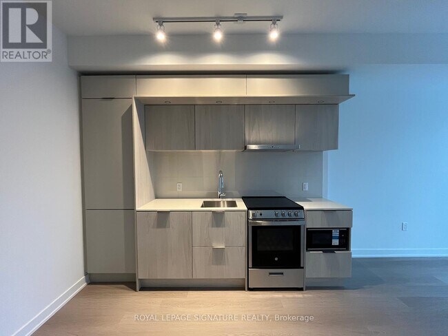 448 Burnhamthorpe Rd W in Mississauga, ON - Building Photo - Building Photo