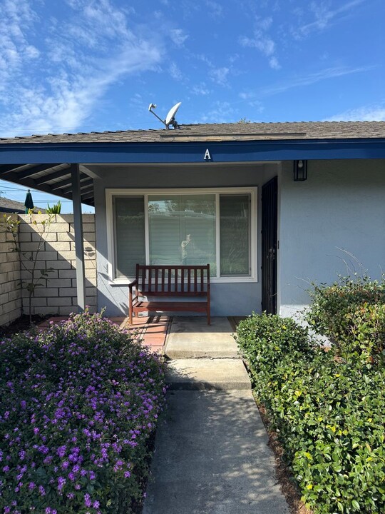 1107 W Memory Ln in Santa Ana, CA - Building Photo