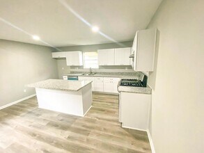 305 Red Haven Dr in Highlands, TX - Building Photo - Building Photo