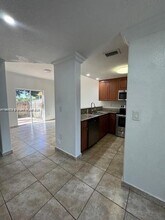 7250 NW 174th Terrace in Hialeah, FL - Foto de edificio - Building Photo
