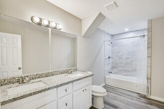 305 Red Haven Dr in Highlands, TX - Building Photo - Building Photo