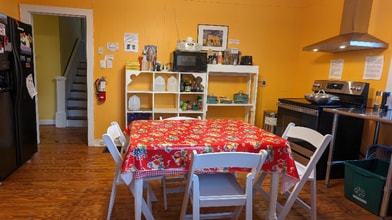 16 Ravenscroft Dr in Asheville, NC - Foto de edificio - Building Photo