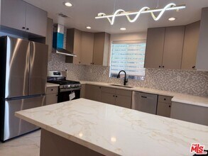 14843 Morrison St in Los Angeles, CA - Building Photo - Building Photo