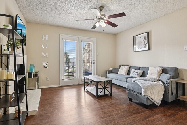 The Glen in Lewisville, TX - Building Photo - Building Photo