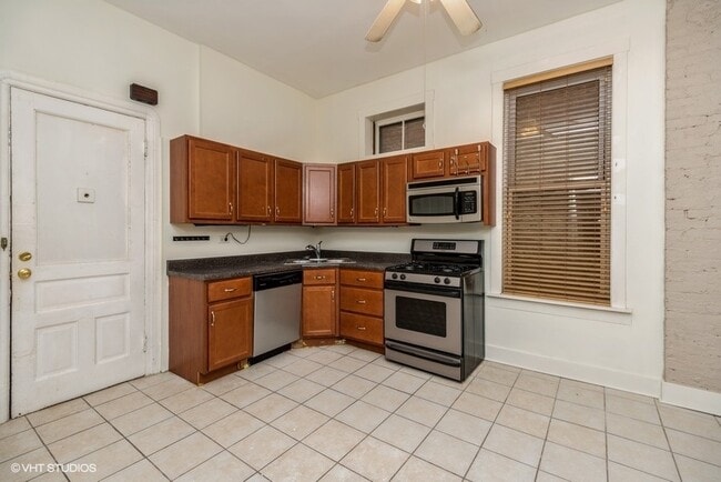 2248 N Southport Ave in Chicago, IL - Building Photo - Building Photo