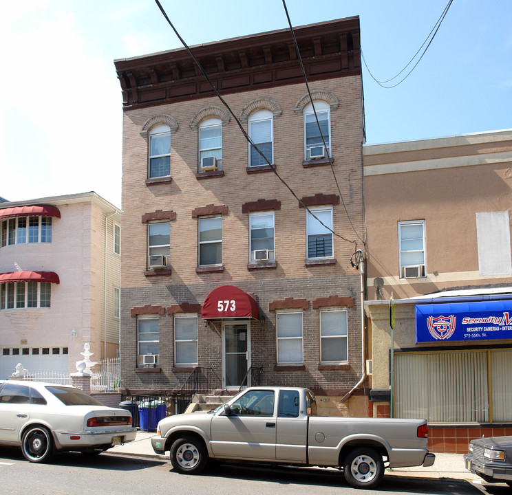 573 55th St in West New York, NJ - Building Photo