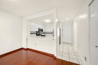 303 Williams Ct in Edgewater, NJ - Building Photo - Building Photo